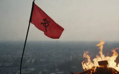 una bandera roja audaz con un símbolo de anarquía negra
