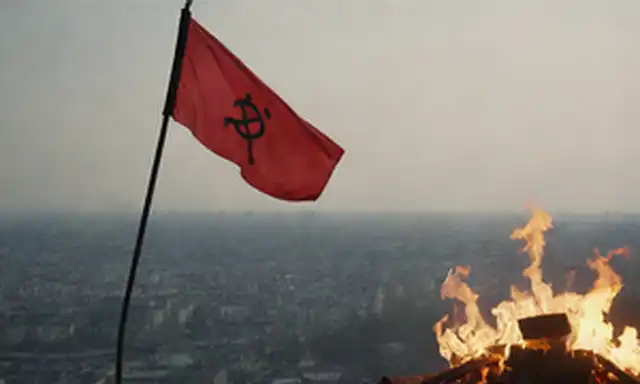 una bandera roja audaz con un símbolo de anarquía negra