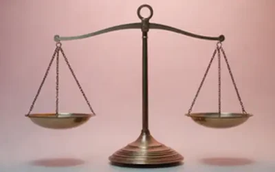 Una escala de equilibrio con símbolos entrelazados ♂ y ♀