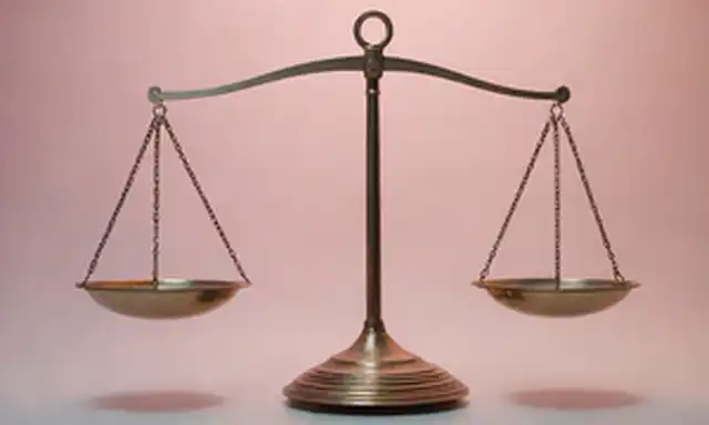 Una escala de equilibrio con símbolos entrelazados ♂ y ♀