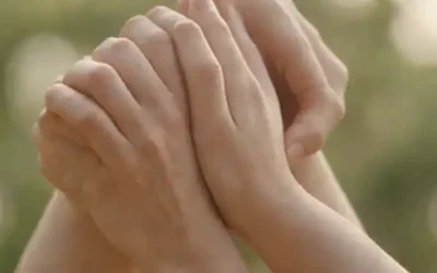 Dos figuras que abarcan