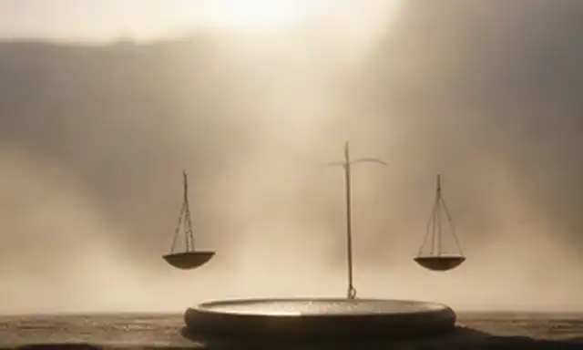 Un par de escamas balanceadas por una curva sutil, nubes espeluznantes girando en el fondo, un foco que brilla en el fulcrum, delicados filamentos tejiendo entre las escamas, un ligero indicio de humo que sale del suelo