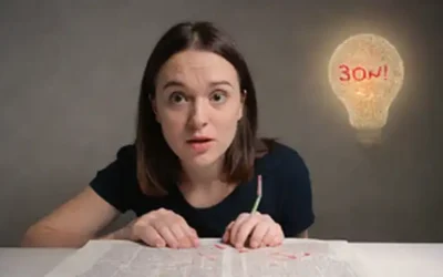 Una persona que sostiene un libro con una línea roja que lo atraviesa