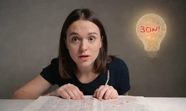 Una persona que sostiene un libro con una línea roja que lo atraviesa