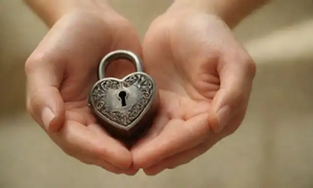 2 manos que sostienen una cerradura y una llave en forma de corazón, con detalles intrincados, sobre un fondo suave, con curvas y sombras delicadas
