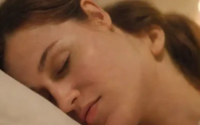 Una pareja abrazando