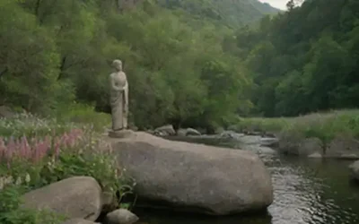 Un paisaje sereno con un flujo de río suave