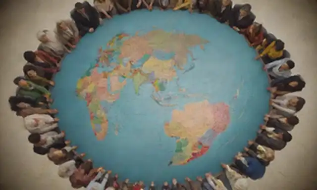 Mapa de un continente con banderas de diferentes países, personas de diversas etnias interactuando en un círculo, un globo en el centro, y símbolos culturales que los rodean