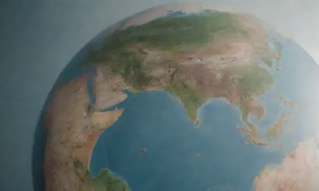 Un globo mundial con diversos paisajes