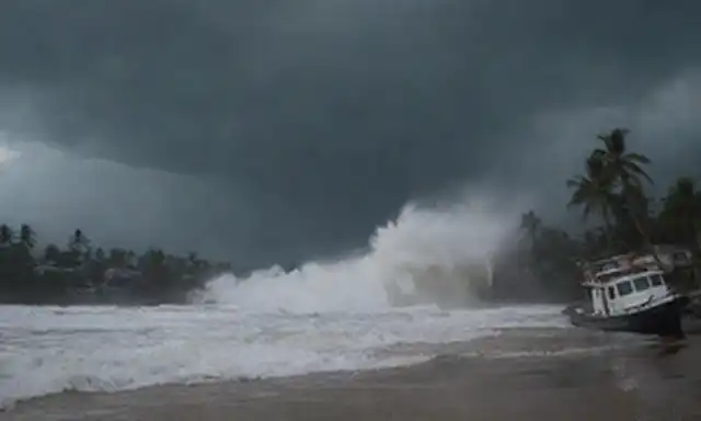 olas masivas que chocan contra costas, destrucción y caos, edificios derribados, barcos tirados alrededor, personas que huyen en pánico, palmeras desarraigadas, señales de alerta de tsunamis iluminadas, cielo oscuro y ominoso con nubes tormentosas, iluminación dramática para transmitir sentido de urgencia