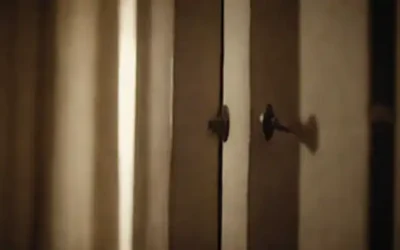 Una pieza de rompecabezas cayendo en el lugar