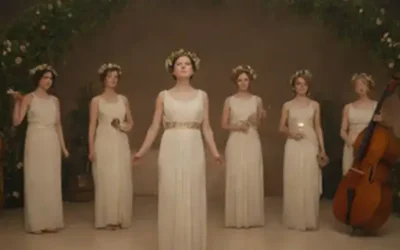 9 mujeres elegantes en el antiguo atuendo griego