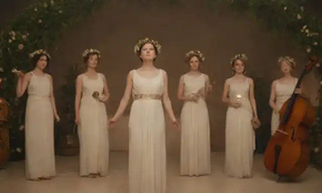 9 mujeres elegantes en el antiguo atuendo griego