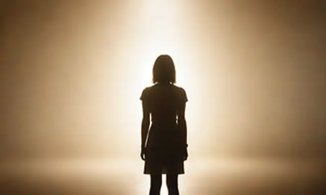 Un fondo tranquilo y sereno con un gradiente sutil, con una silueta de una persona que se encuentra con confianza, frente a su futuro con un sentido de esperanza y optimismo, rodeado de suaves rayos de luz, simbolizando la orientación y la dirección